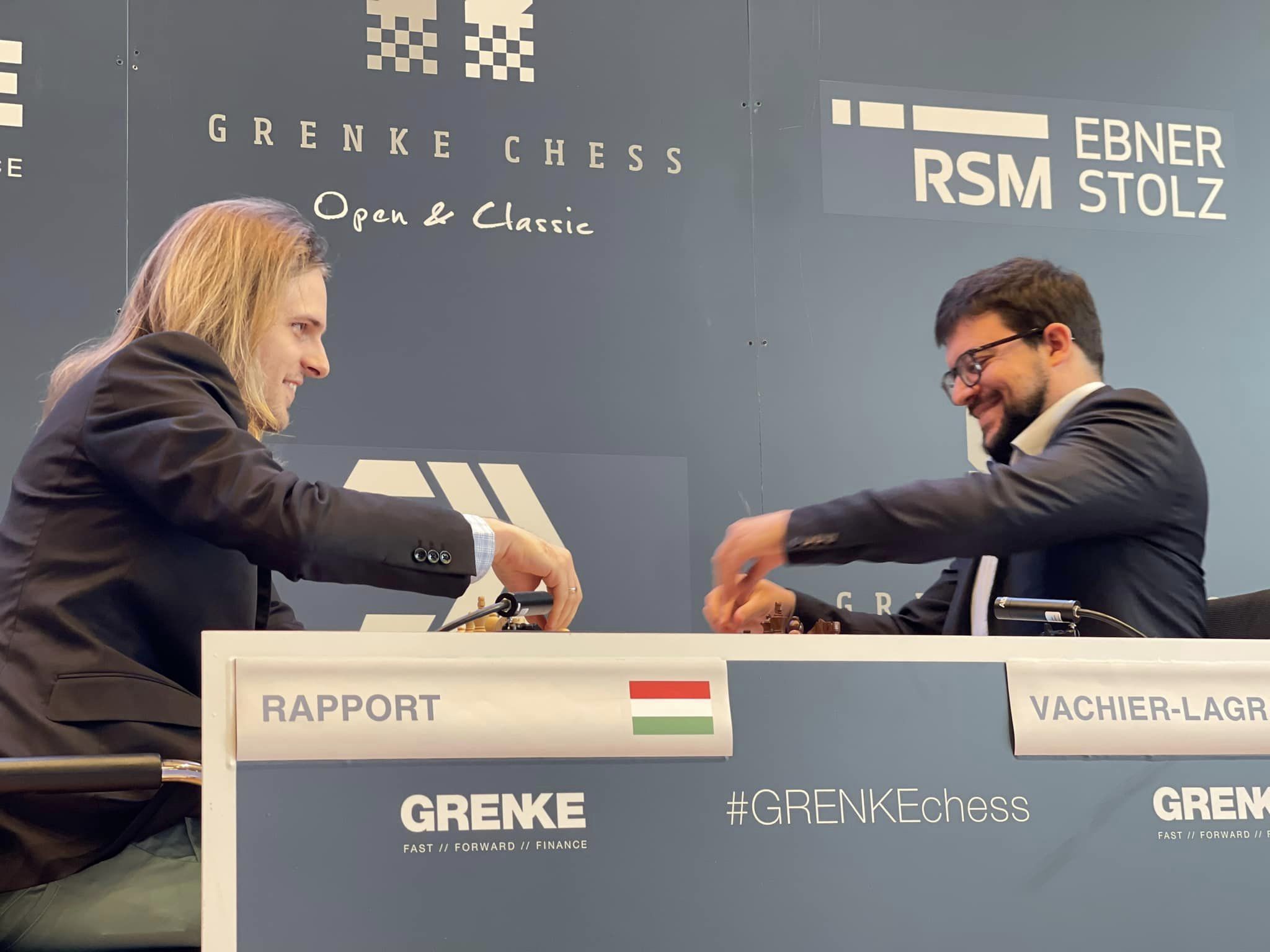 理查德·拉波特 (Richard Rapport) 在 Grenke Chess Classic 中对阵马克西姆·瓦谢尔-拉格拉夫 (Maxime Vachier-Lagrave)。照片：Grenke Chess Classic