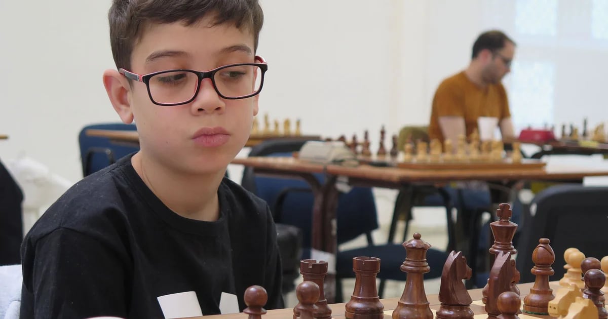 福斯蒂诺·奥罗（Faustino Oro）正在为明天开始的国际象棋世界中的新恶作剧做准备